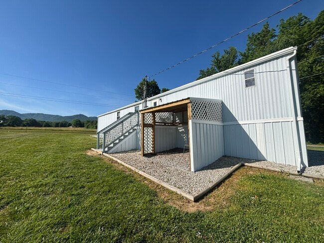 Building Photo - 824 Browns Bridge Rd