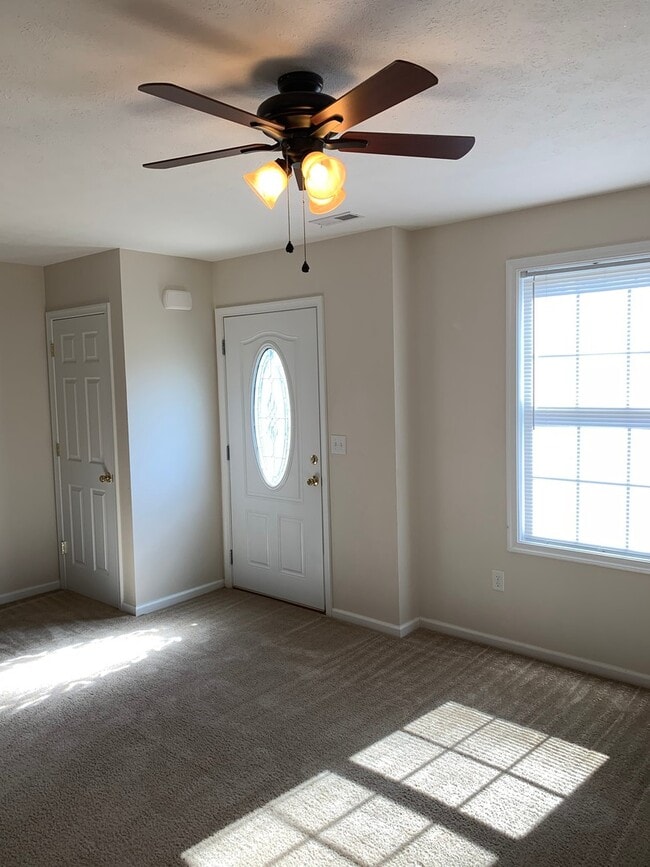 Building Photo - 3 BR 2.5 Bath Townhouse