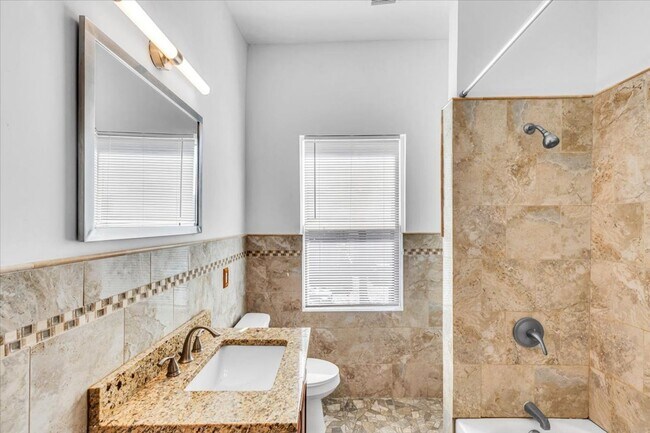 Building Photo - Beautiful 4 bedroom home downtown