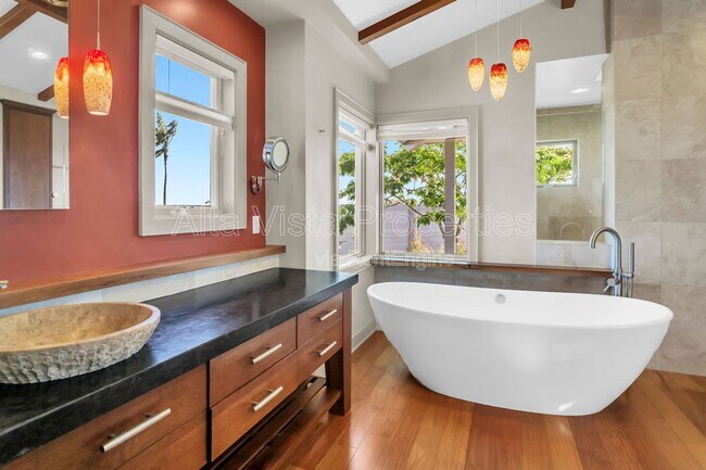 Building Photo - 5940 La Jolla Mesa Dr