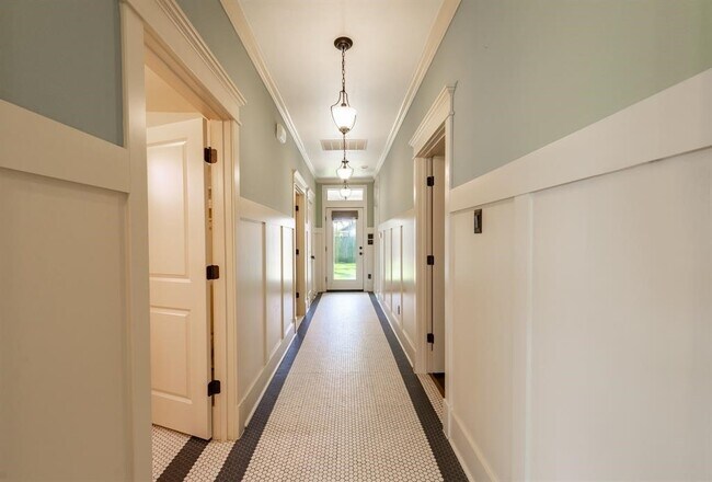 Building Photo - 722 E 25th St