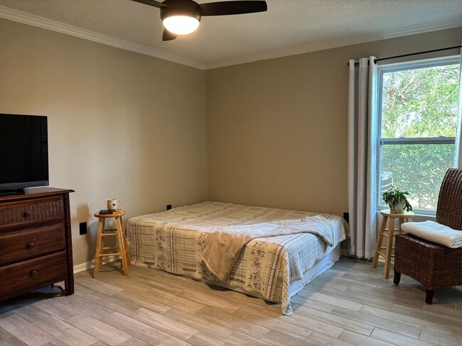 Building Photo - Charming One-Bedroom Condo with Marsh View...