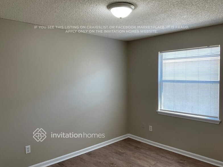 Building Photo - 2999 Mikris Dr E