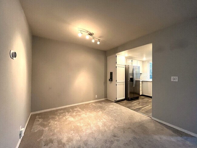 Building Photo - 2 Bed 2 Bath Corner Condo ~ Cedar Mill w/ Washer & Dryer, Parking and Pool! Convenient to Nike, S...