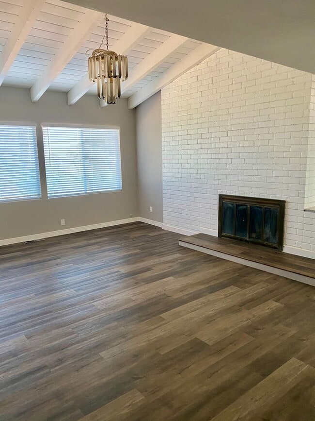 Building Photo - INCREDIBLE 5 BEDROOM 4 BATH HOUSE