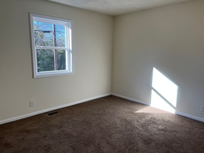 Building Photo - 3873 Fairmont Ave