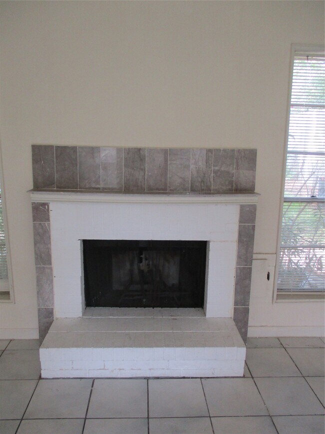 Building Photo - 10834 Sugar Hill Dr