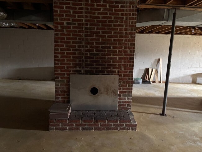 Building Photo - Large 4 Bedroom House in Quiet Country Setting