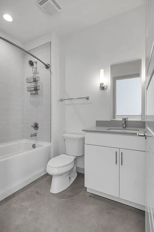 Building Photo - Great condo in East Nashville off Gallatin...