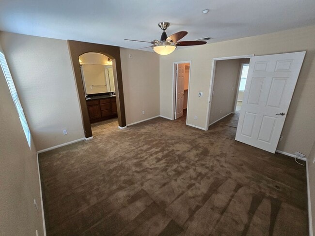 Building Photo - Luxury Tri-Level Townhome – Terraces at Es...