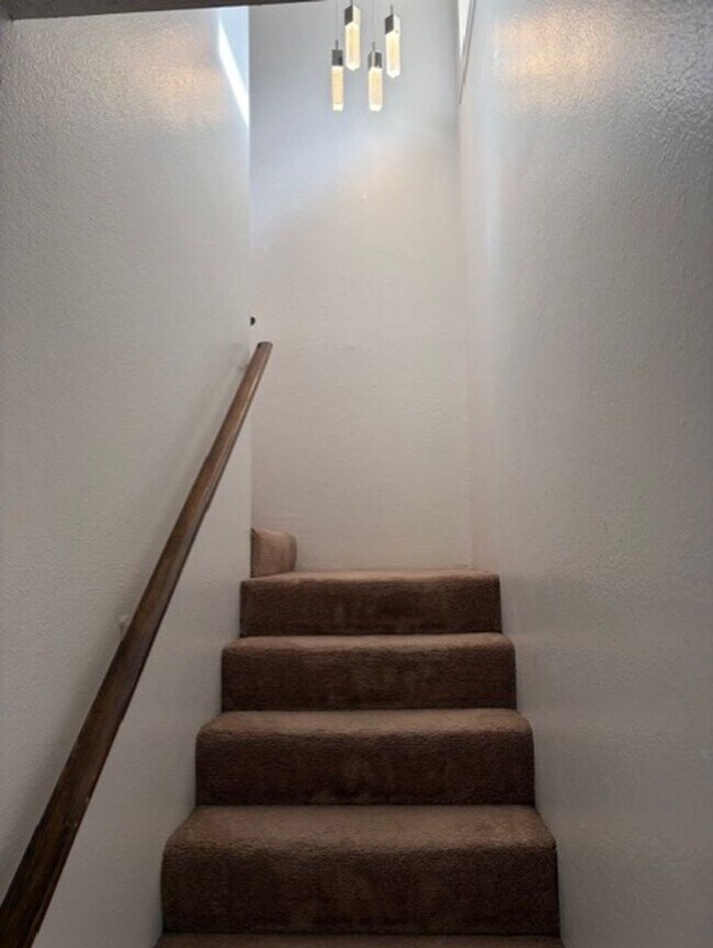 Building Photo - 3 Bed, 2.5 bath home in Carson City, Available 11/11