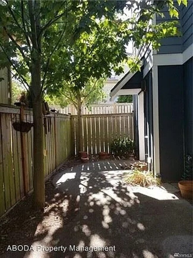 Building Photo - Spacious 4 Bedroom Townhome with Private Fenced Yard!