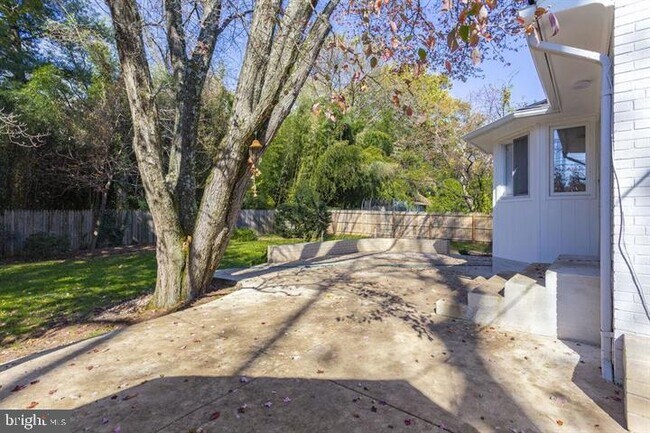 Building Photo - 5400 Greystone St