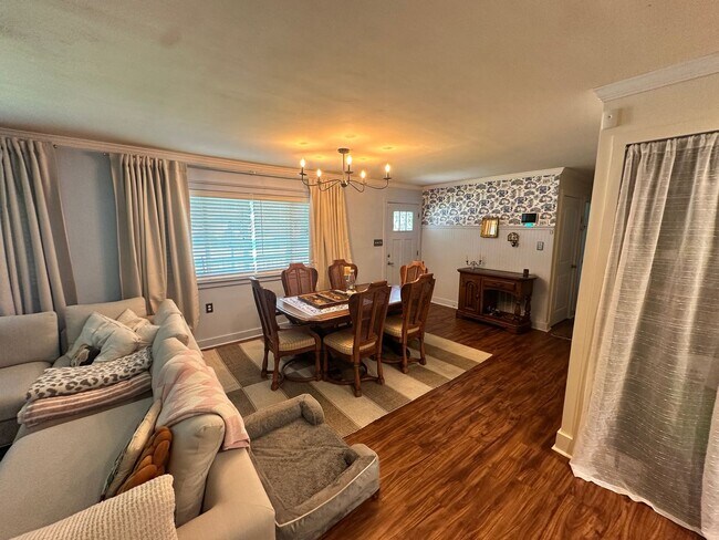 Building Photo - 3 BED | 2 BATH | GATED BACKYARD | TWO CAR DRIVEWAY | DAFFIN PARK