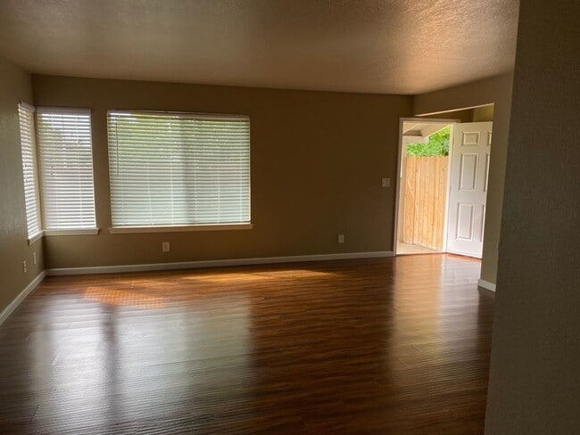 Building Photo - 2076 Fancy Oaks Dr, Redding, CA 96003
