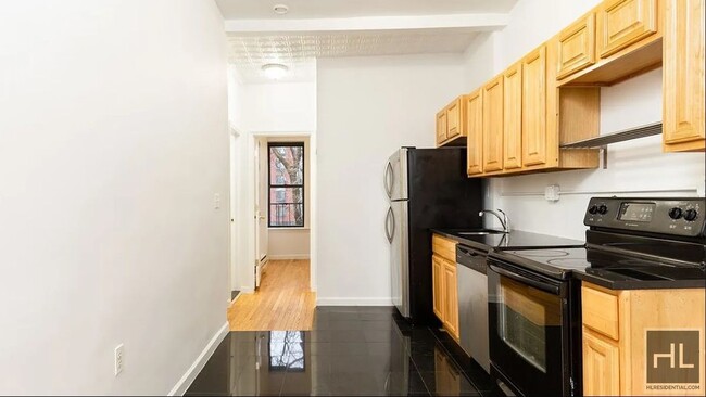 Building Photo - COZY AND SUNNY 3 BEDROOM ADELPHI STREET/FO...