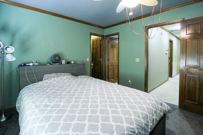 Building Photo - Space Galore In This Jenks South East Home!