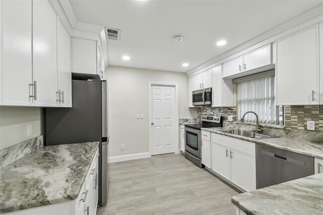 Building Photo - 3938 Versailles Dr