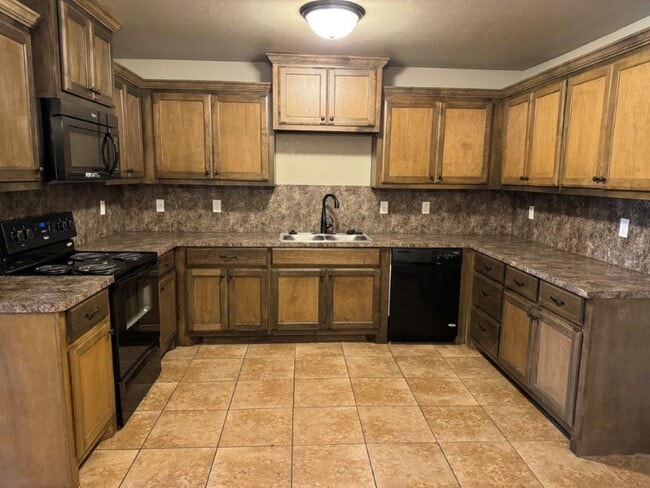 Building Photo - 3 bed 2 bath duplex in Chickasha! Ready fo...
