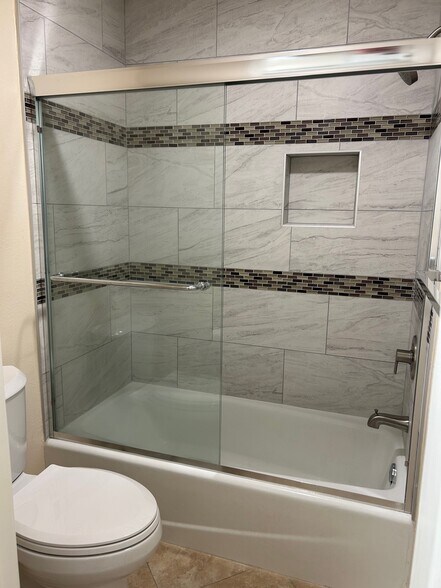 Shower/tub 2 - 3429 Legato Ct