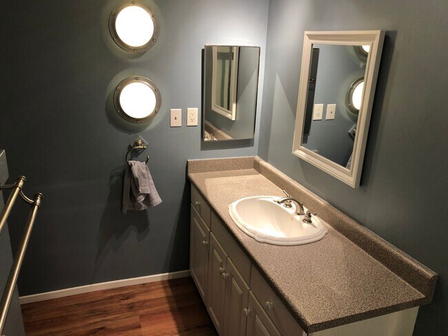 Building Photo - Charming sunny 1 bdrm w/hardwood in Playa Del Rey