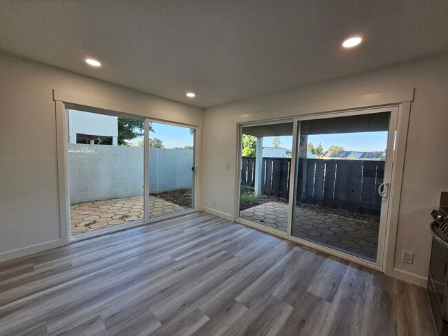 Building Photo - Gorgeous COMLETELY RENOVATED 3 Bed/2.5 Bat...