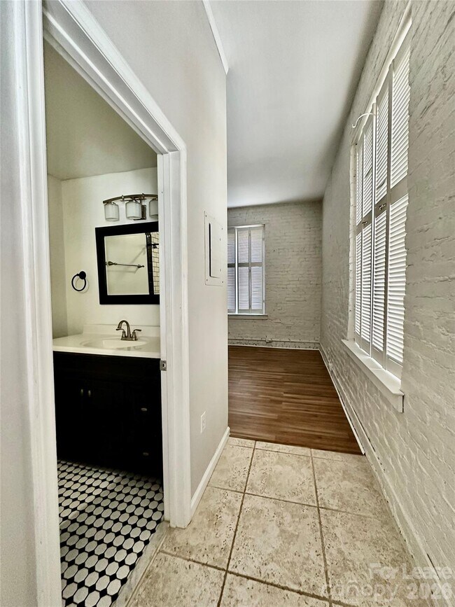 Building Photo - 229 N Poplar St