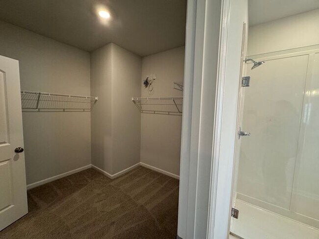 Building Photo - Spacious home with a fence, in PRIME location with a move in special