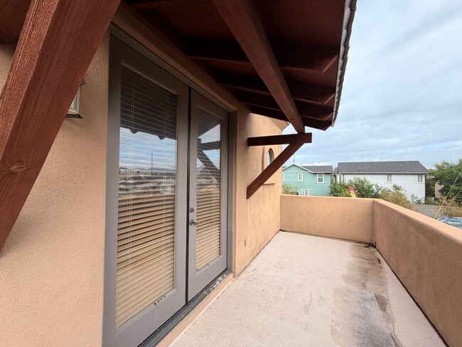 Building Photo - End Unit *Gated* Downtown Phx Townhome 2 Car Garage!