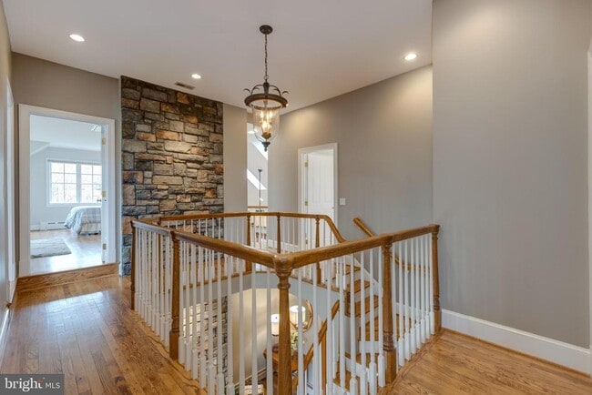 Building Photo - 1057 Vista Dr
