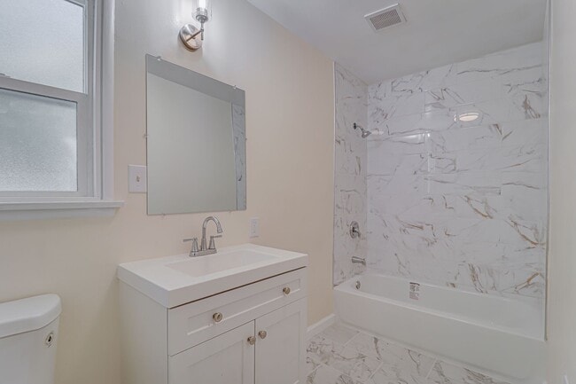 Building Photo - Newly Remodeled!