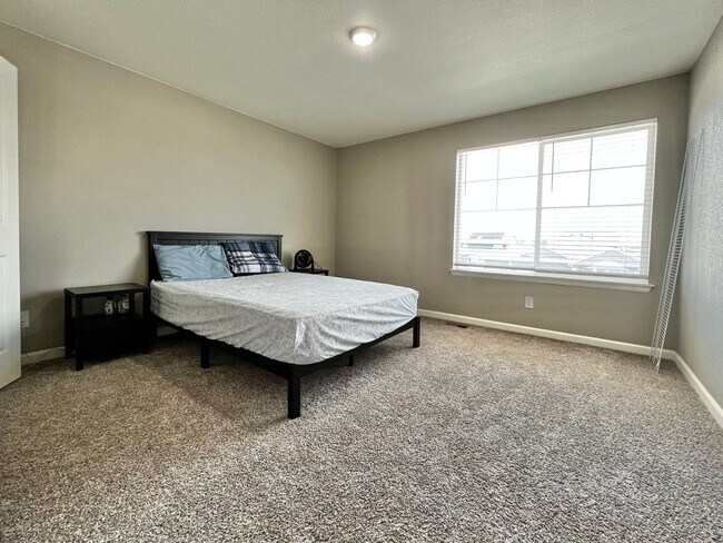 Building Photo - 4 Bed 3 Bath Available August 1st in Windsor!!!