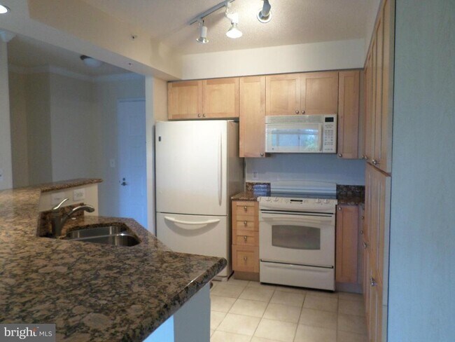 Building Photo - 3101 N Hampton Dr