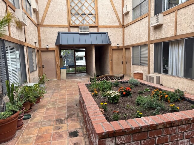 Building Photo - 2141 S Bentley Ave