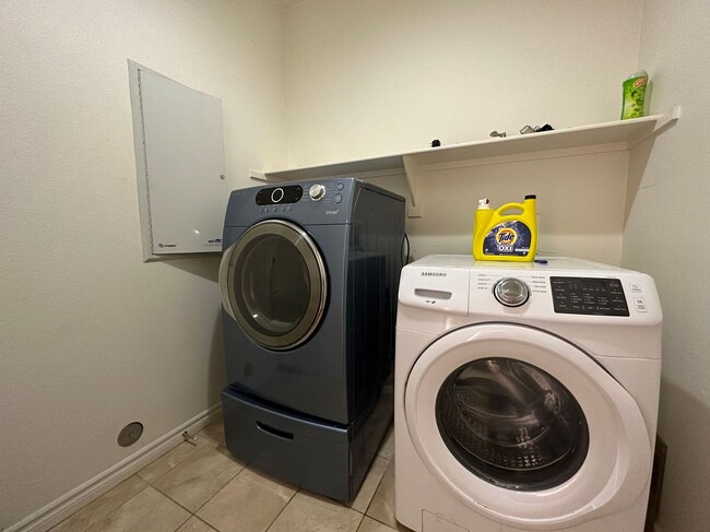 Building Photo - 5 BEDROOM HOME FOR LEASING IN West Covina