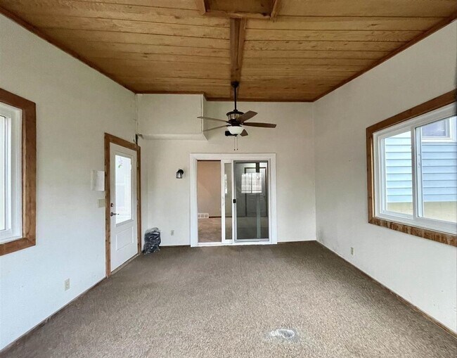 Building Photo - Spacious Tri-Level Home With Modern Upgrad...