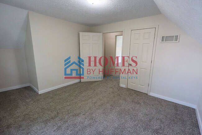 Building Photo - Two Bedroom House | Updated w/ Appliances