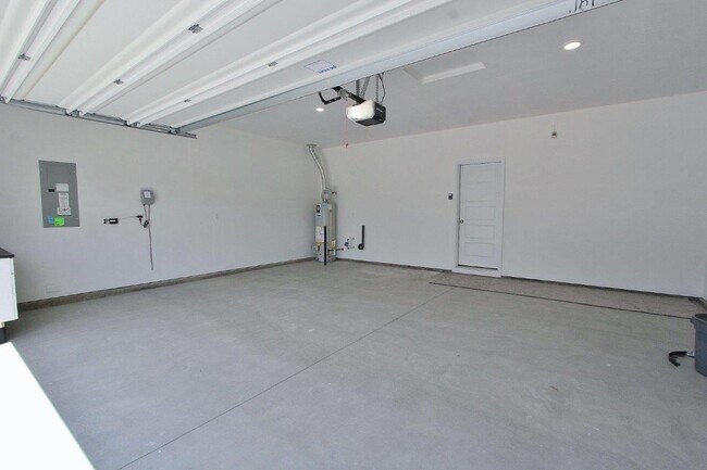 Building Photo - Clean Home in Quiet Neighborhood **$500 Of...