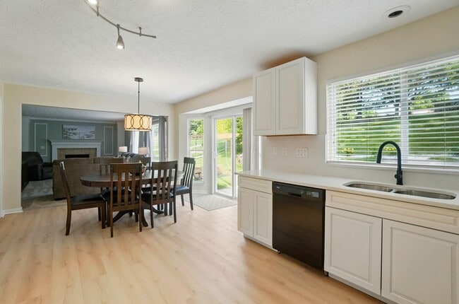 Building Photo - 2496 Frontier Dr