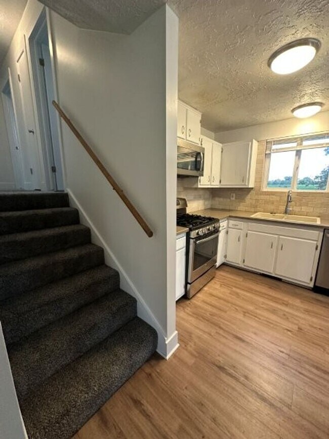 Building Photo - Fall Special – 3 Weeks FREE Rent on 4 Bed,...