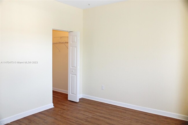 Building Photo - 3 br, 2.5 bath Townhome - 12442 Emerald Cr...