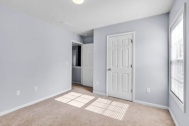 Building Photo - Spacious 4BR Home w/ Screened Porch, Fenced Yard & Great Location