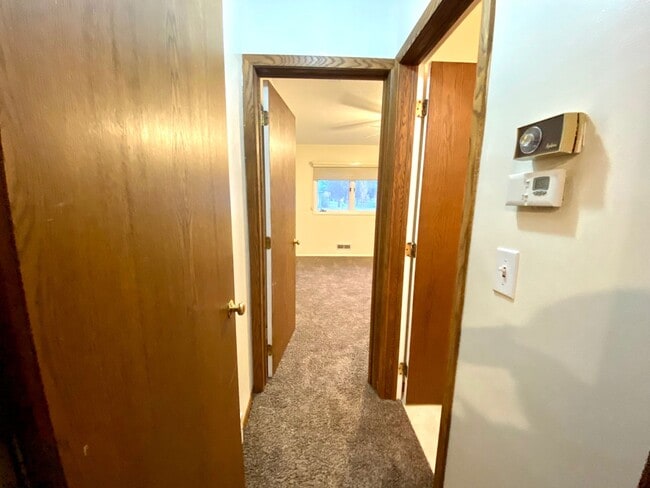 Building Photo - 1 Bed 1 Bath Duplex in Moorhead!