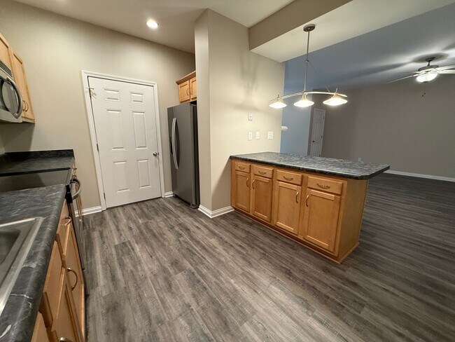 Building Photo - Beautiful 2 Bedroom Condo in Dorsey Village