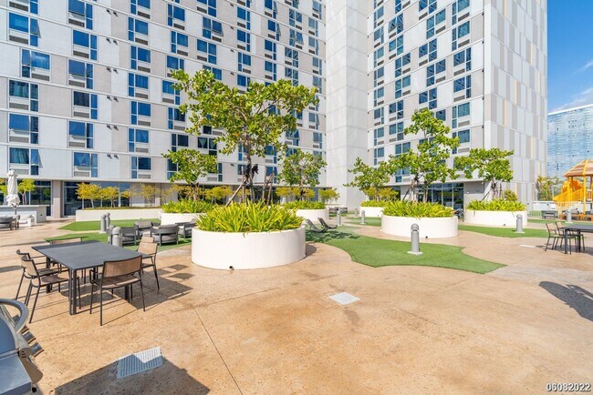Building Photo - 988 Halekauwila St