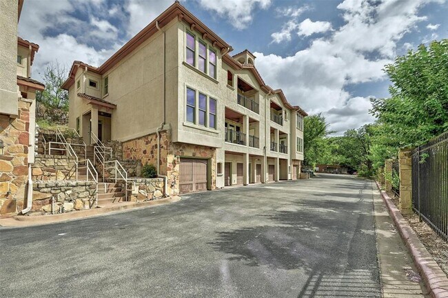Building Photo - 2226 Westlake Dr