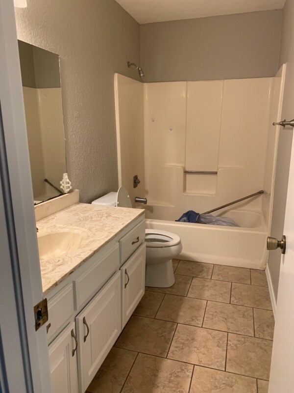 Building Photo - 1529 E 68th Pl