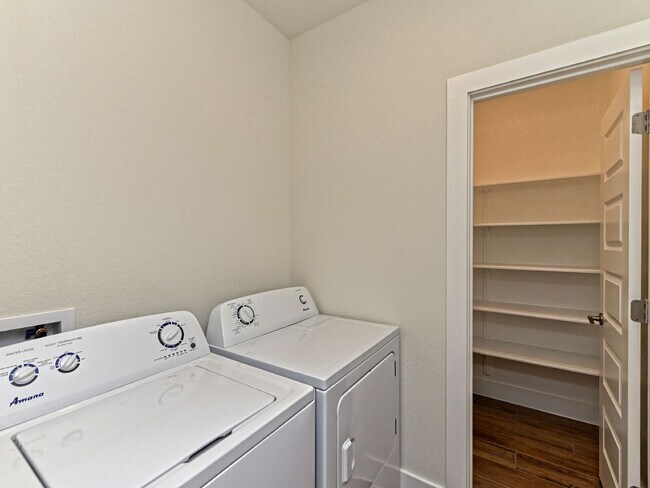 Building Photo - 432 Parkline Dr