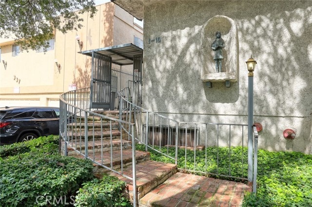 Building Photo - 333 Riverdale Dr