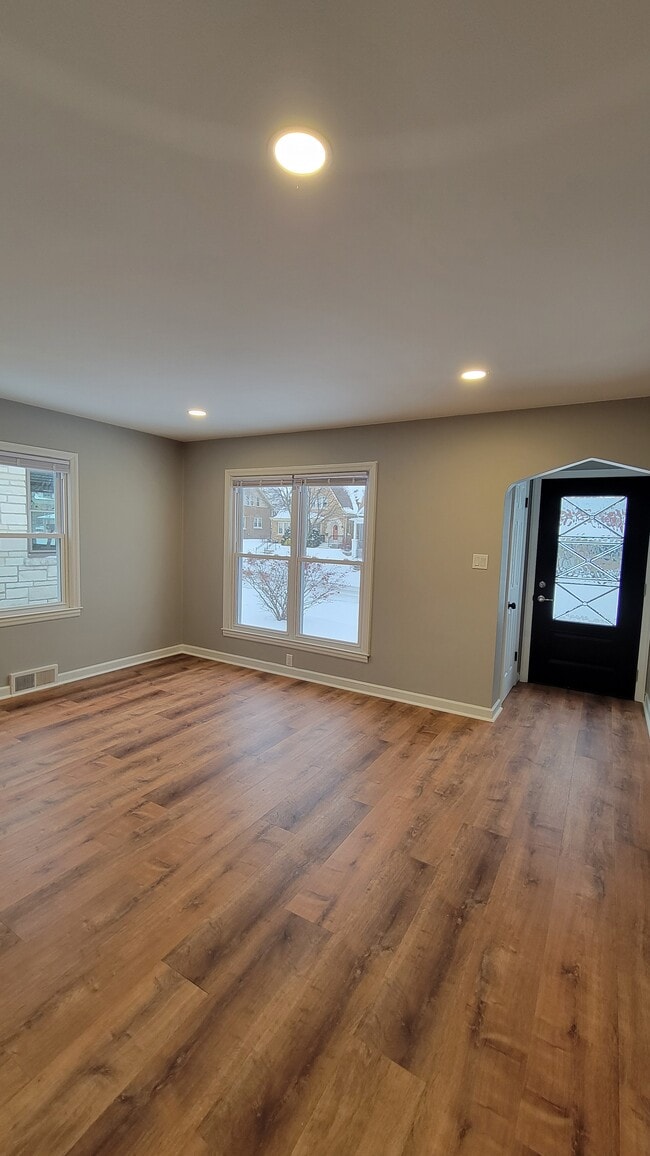 Building Photo - 3643 E Van Norman Ave